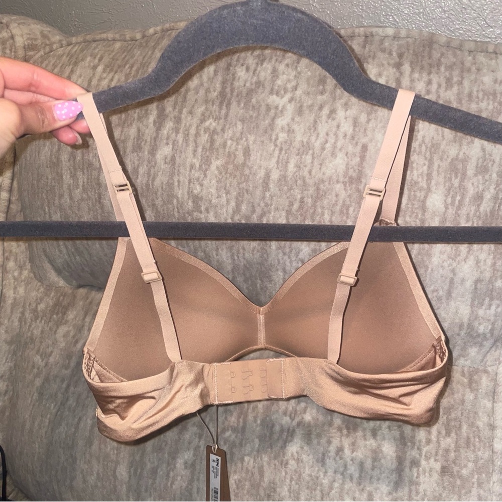 SKIMS Wireless Foam Push Up Bra - Picture 4 of 5